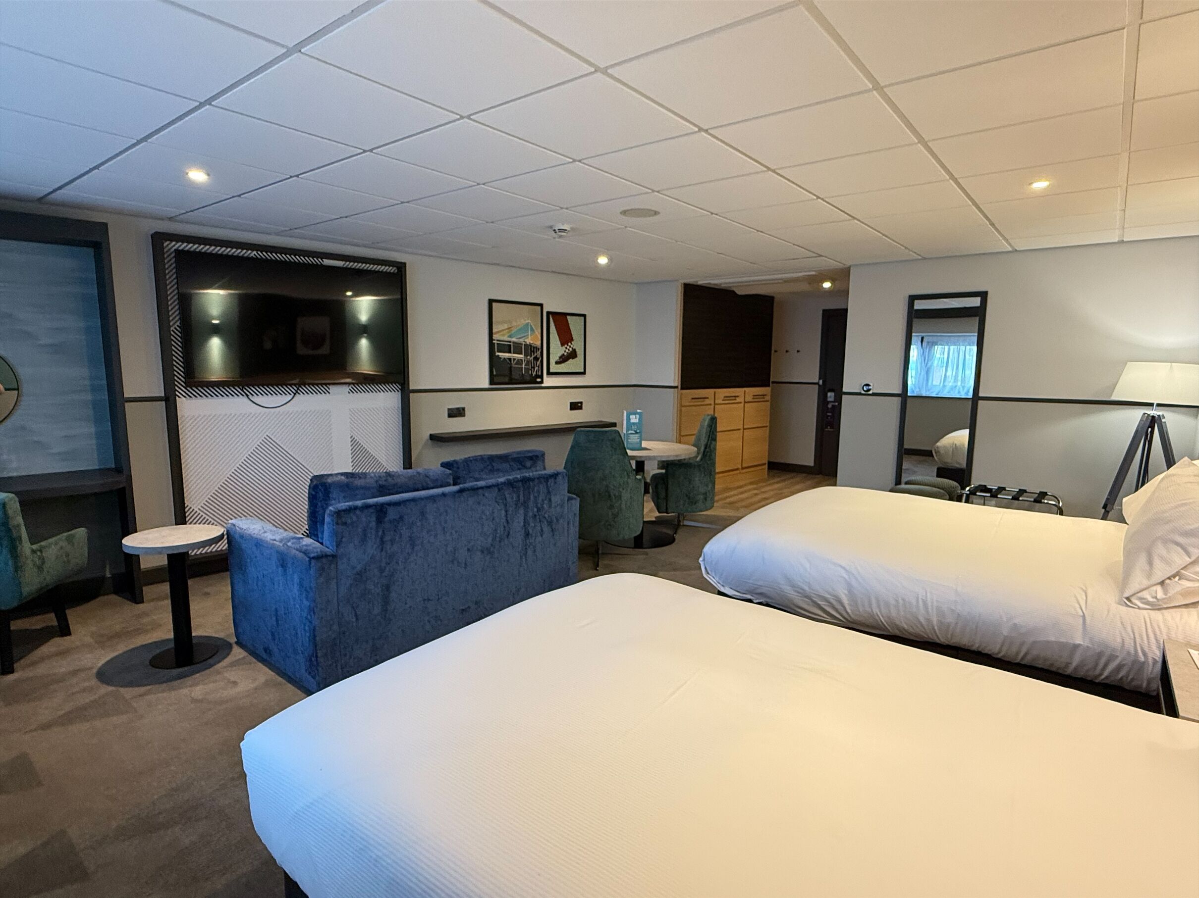 华丽客房, 2 张双人床, 无障碍 | 客房内保险箱、免费婴儿床、免费 WiFi、床单