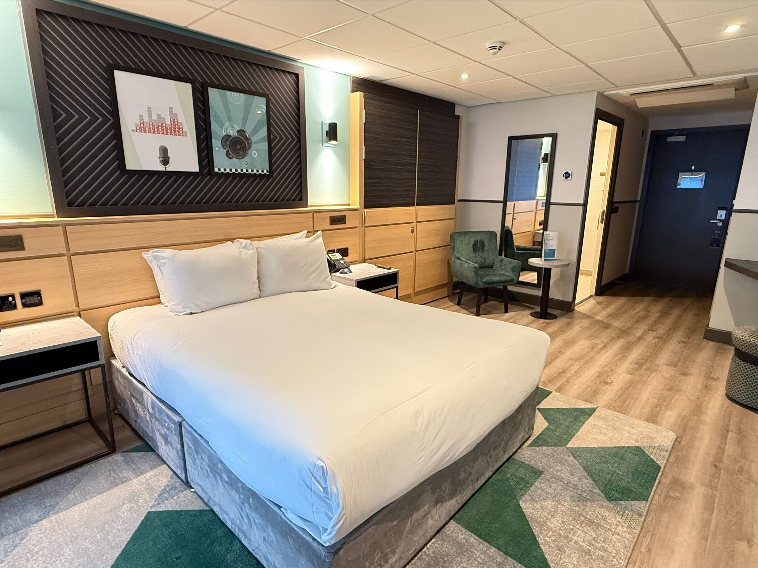 客房, 1 张大床 (Pitch View) | 客房内保险箱、免费婴儿床、免费 WiFi、床单