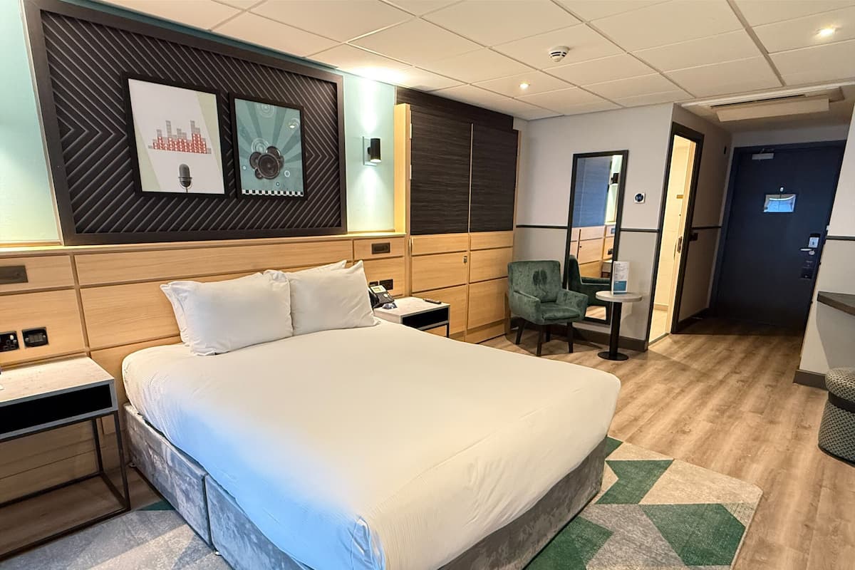 Room, 1 Queen Bed (Pitch View)