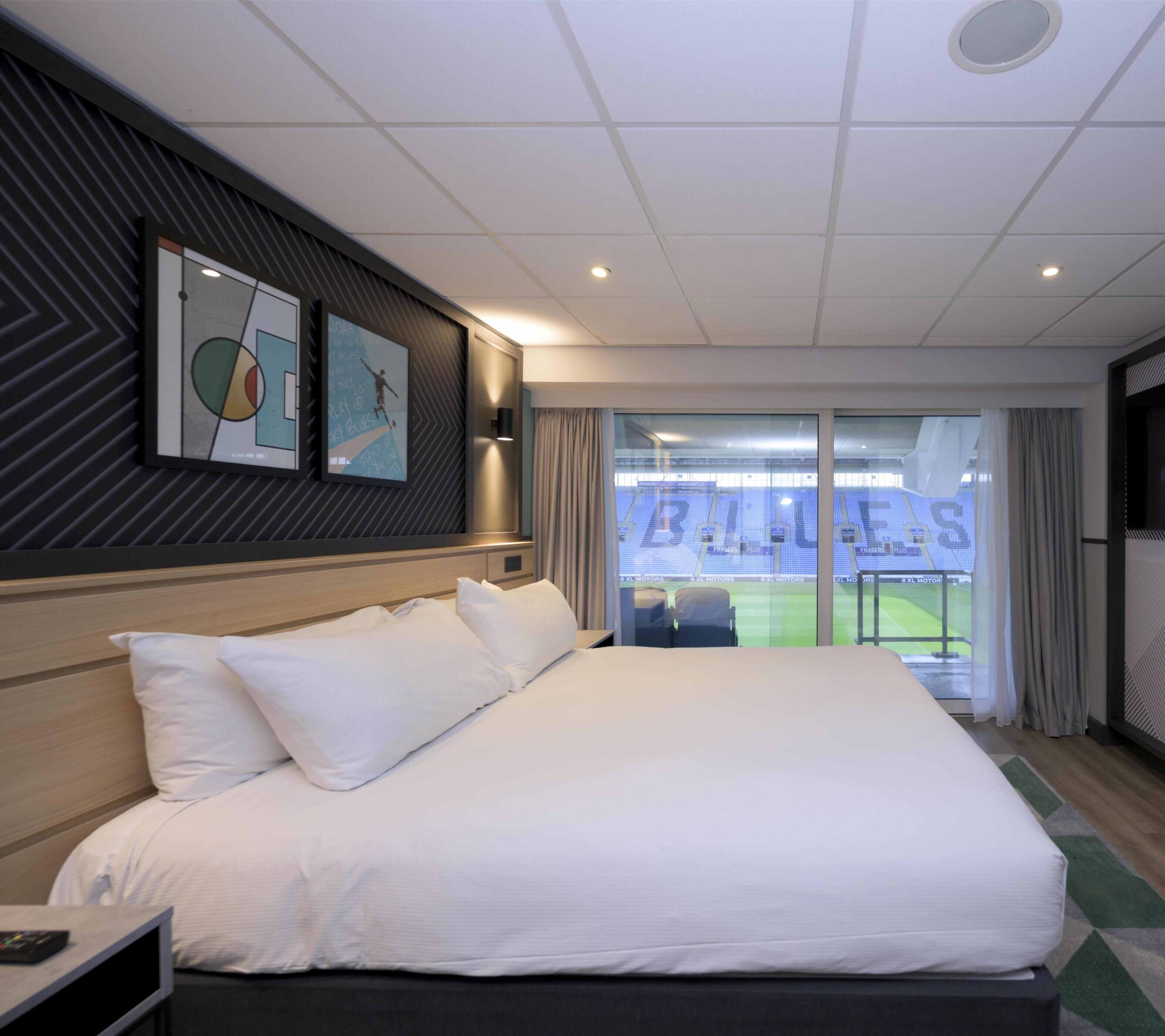 Room, 1 King Bed (Pitch View) | In-room safe, free cots/infant beds, free WiFi, bed sheets