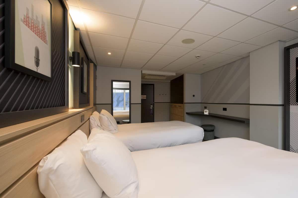 双床房 | 客房内保险箱、免费婴儿床、免费 WiFi、床单