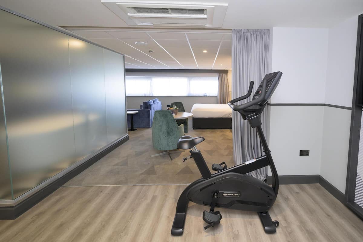 小型套房, 1 张特大床 | 客房内保险箱、免费婴儿床、免费 WiFi、床单