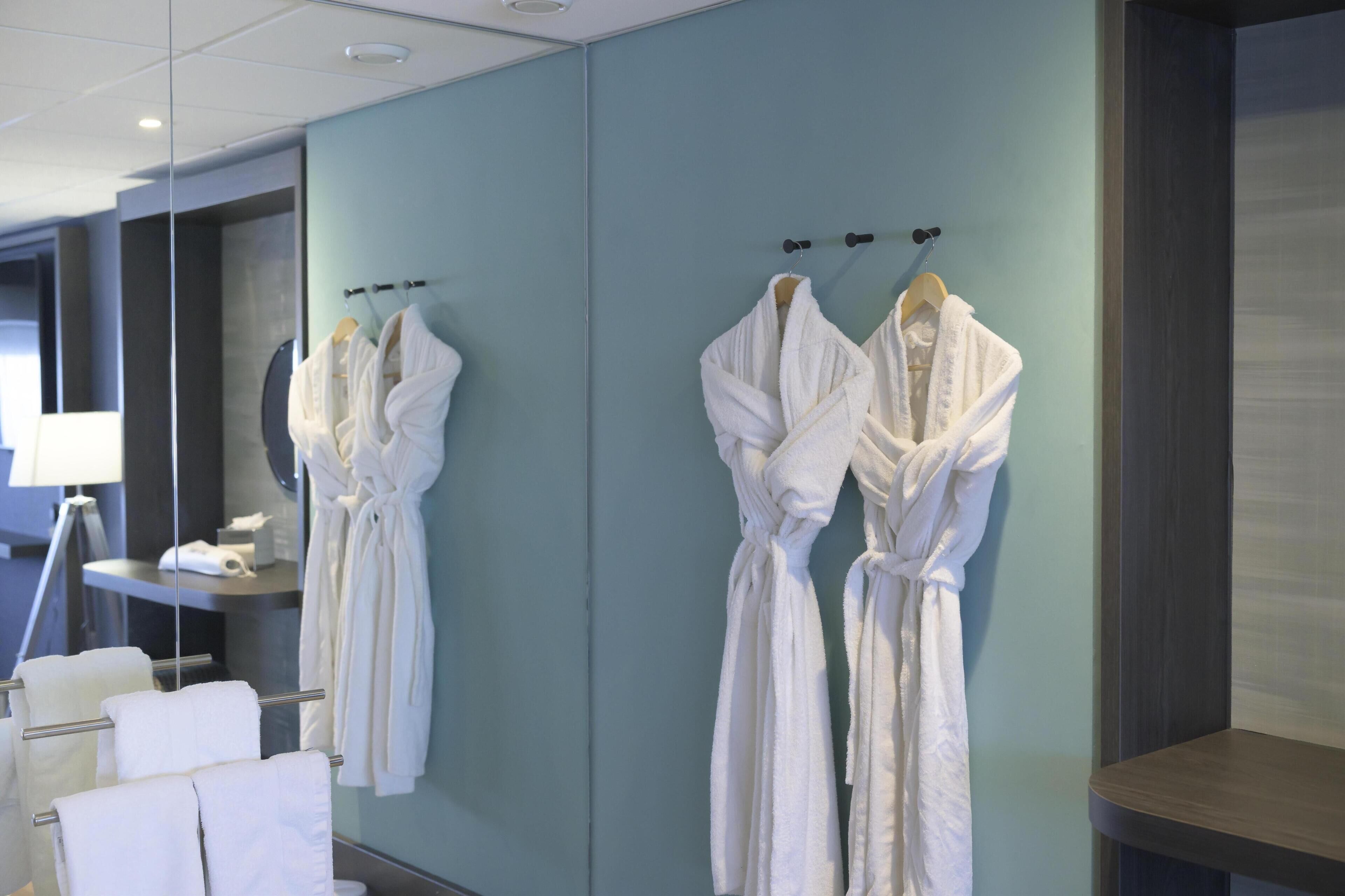 Suite (Water) | In-room safe, free cots/infant beds, free WiFi, bed sheets