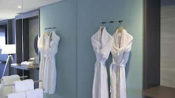 Suite (Water) | In-room safe, free cots/infant beds, free WiFi, bed sheets