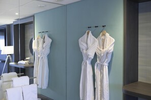 Suite (Water) | In-room safe, free cots/infant beds, free WiFi, bed sheets - DoubleTree by Hilton Coventry Building Society Arena (Coventry)