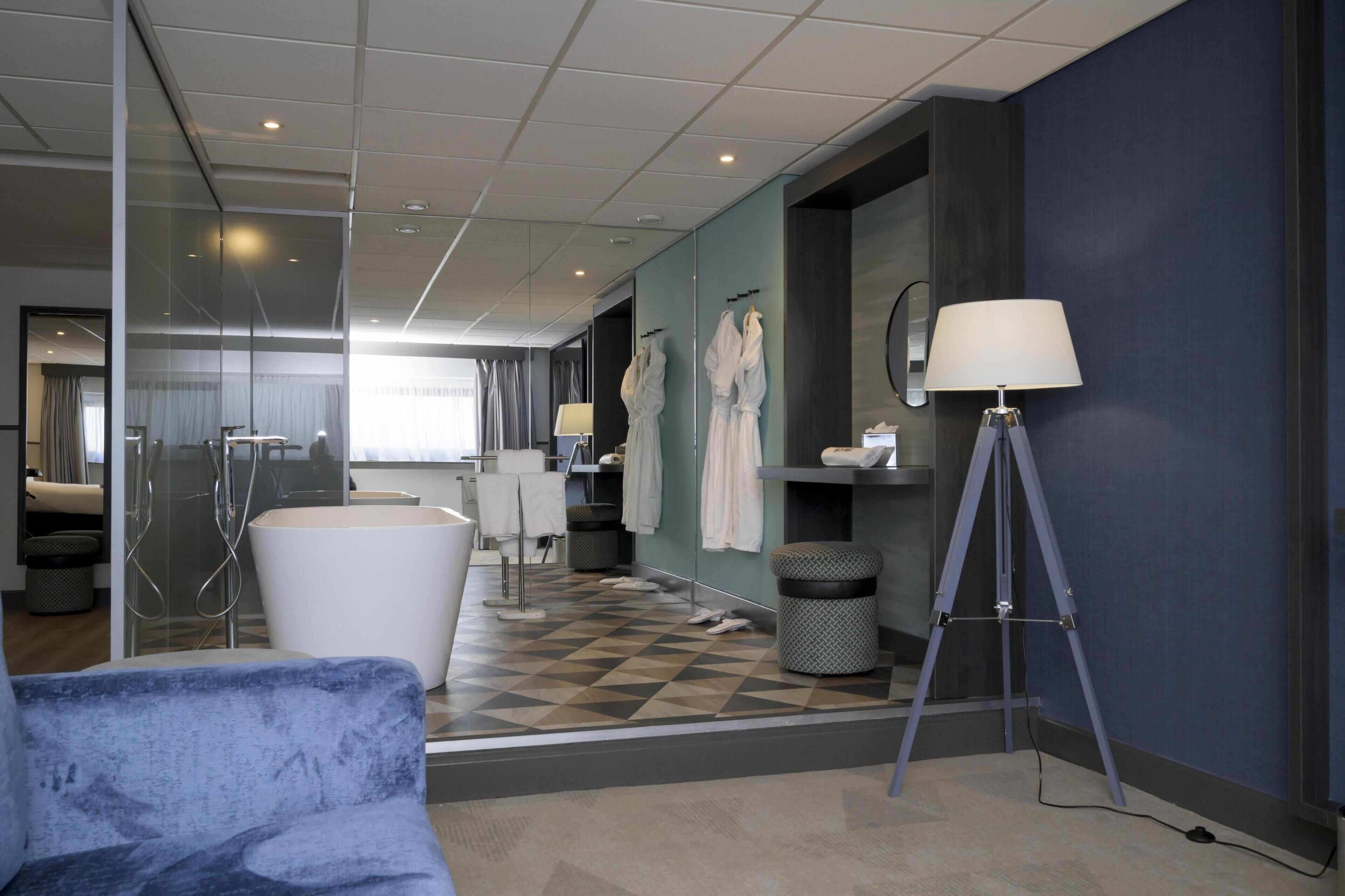 Suite (Water) | Living area | Flat-screen TV