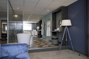 Suite (Water) | Living area | Flat-screen TV - DoubleTree by Hilton Coventry Building Society Arena (Coventry)