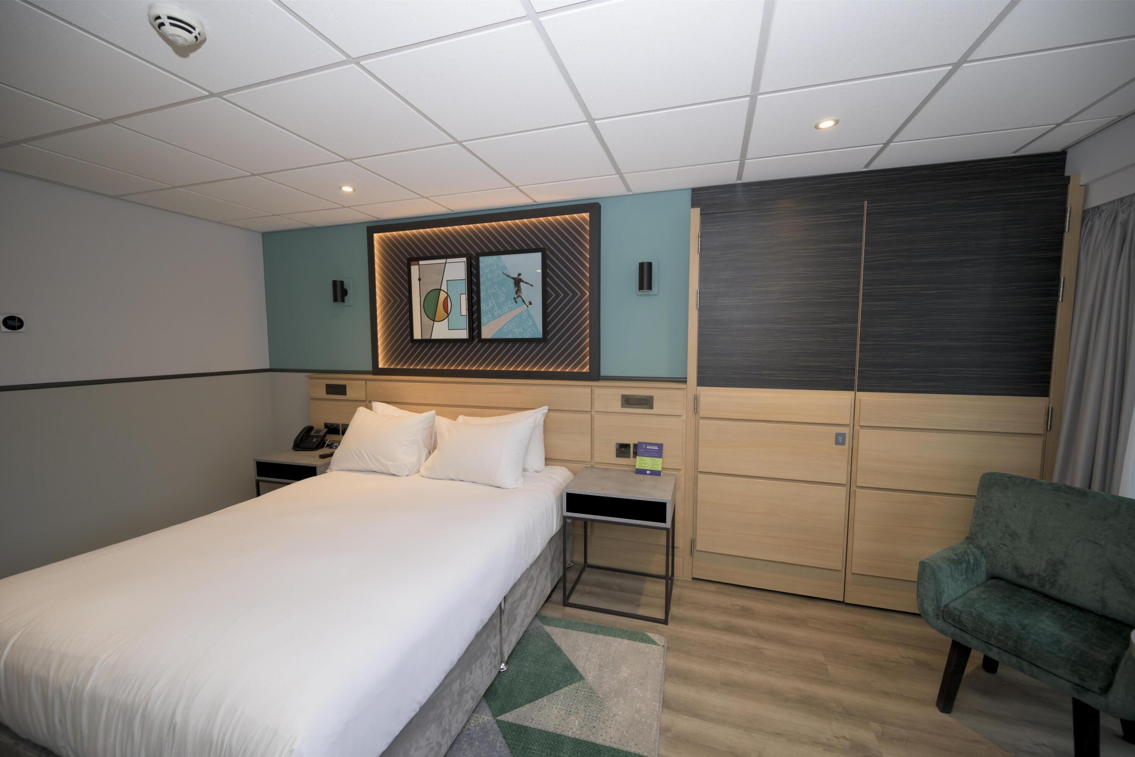 Room, 1 Queen Bed (Pitch View) | In-room safe, free cots/infant beds, free WiFi, bed sheets