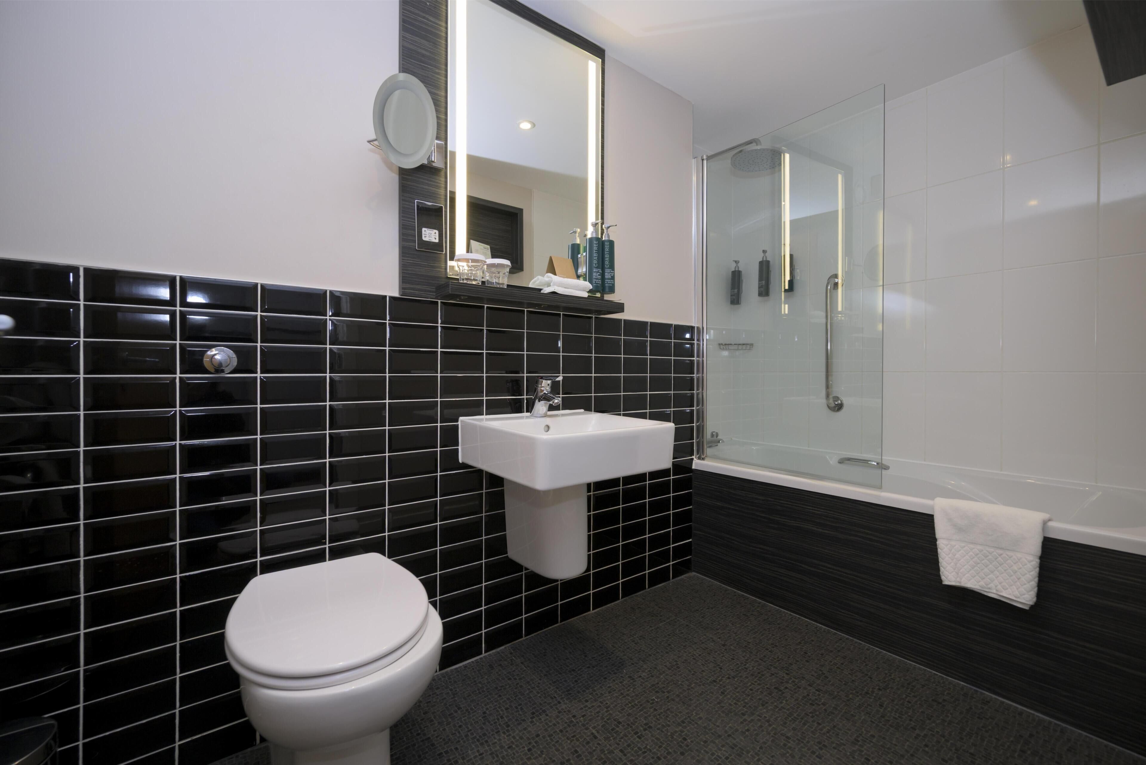 Room, 1 Queen Bed | Bathroom