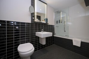 Room, 1 Queen Bed | Bathroom | Hair dryer, towels, soap, shampoo - DoubleTree by Hilton Coventry Building Society Arena (Coventry)