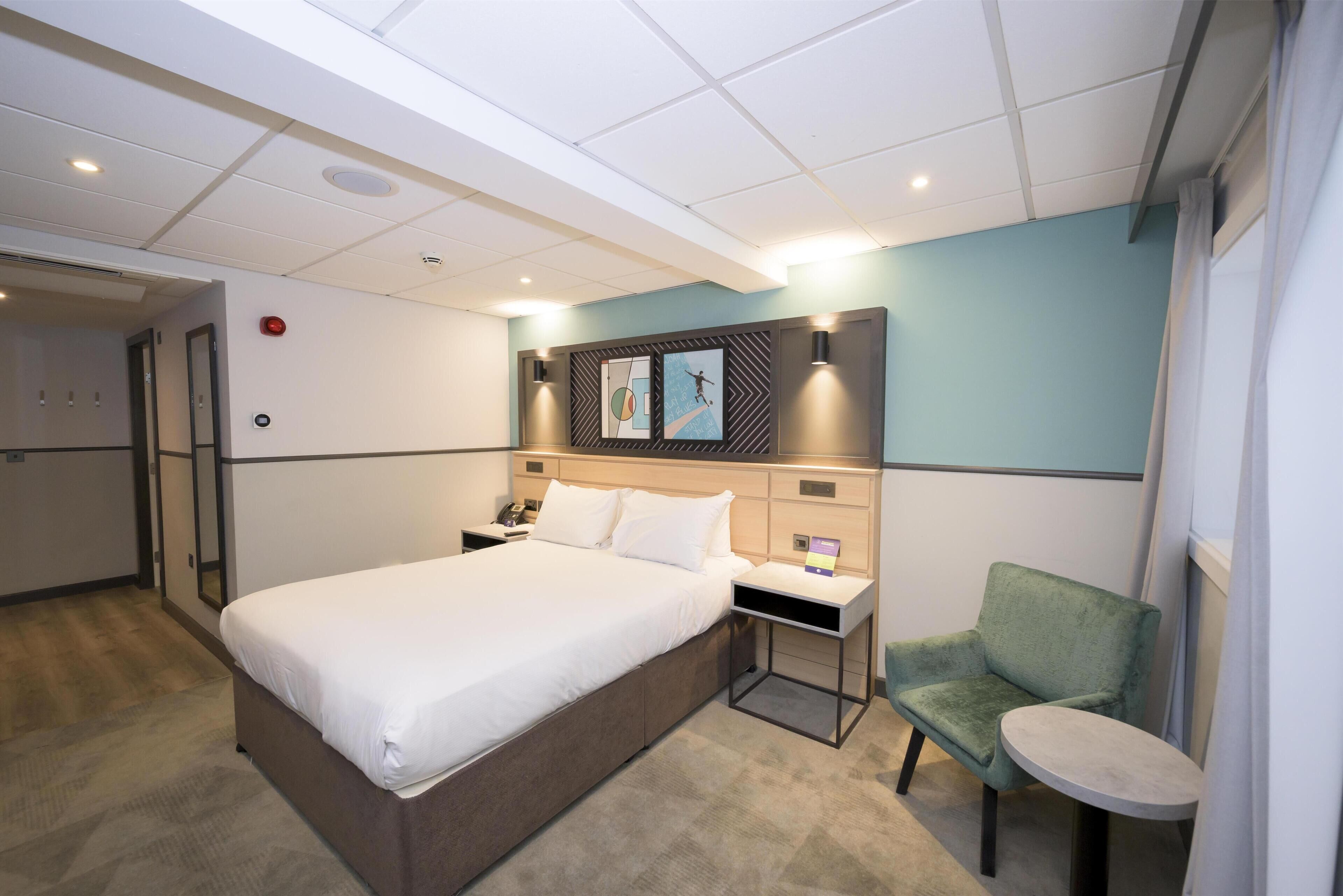 Deluxe Room, 1 Queen Bed | In-room safe, free cots/infant beds, free WiFi, bed sheets