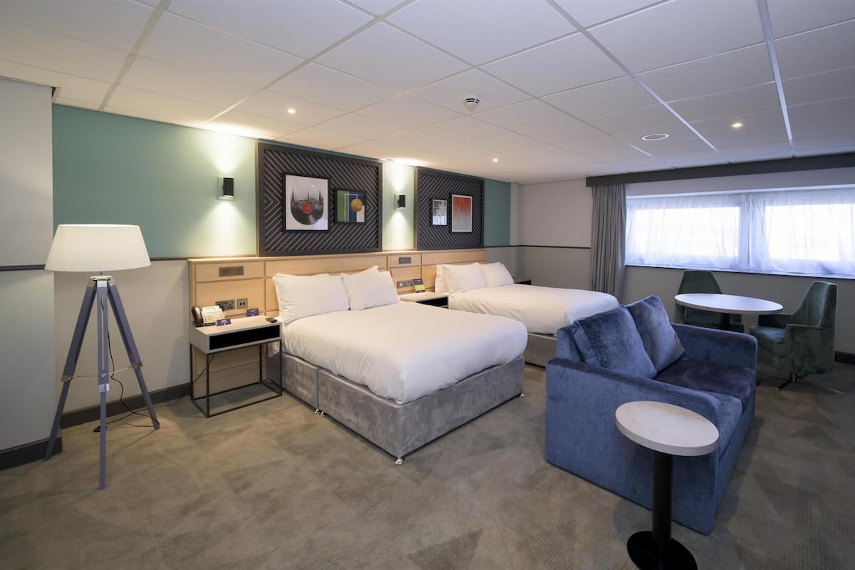 华丽客房, 2 张双人床, 无障碍 | 起居区 | 平板电视