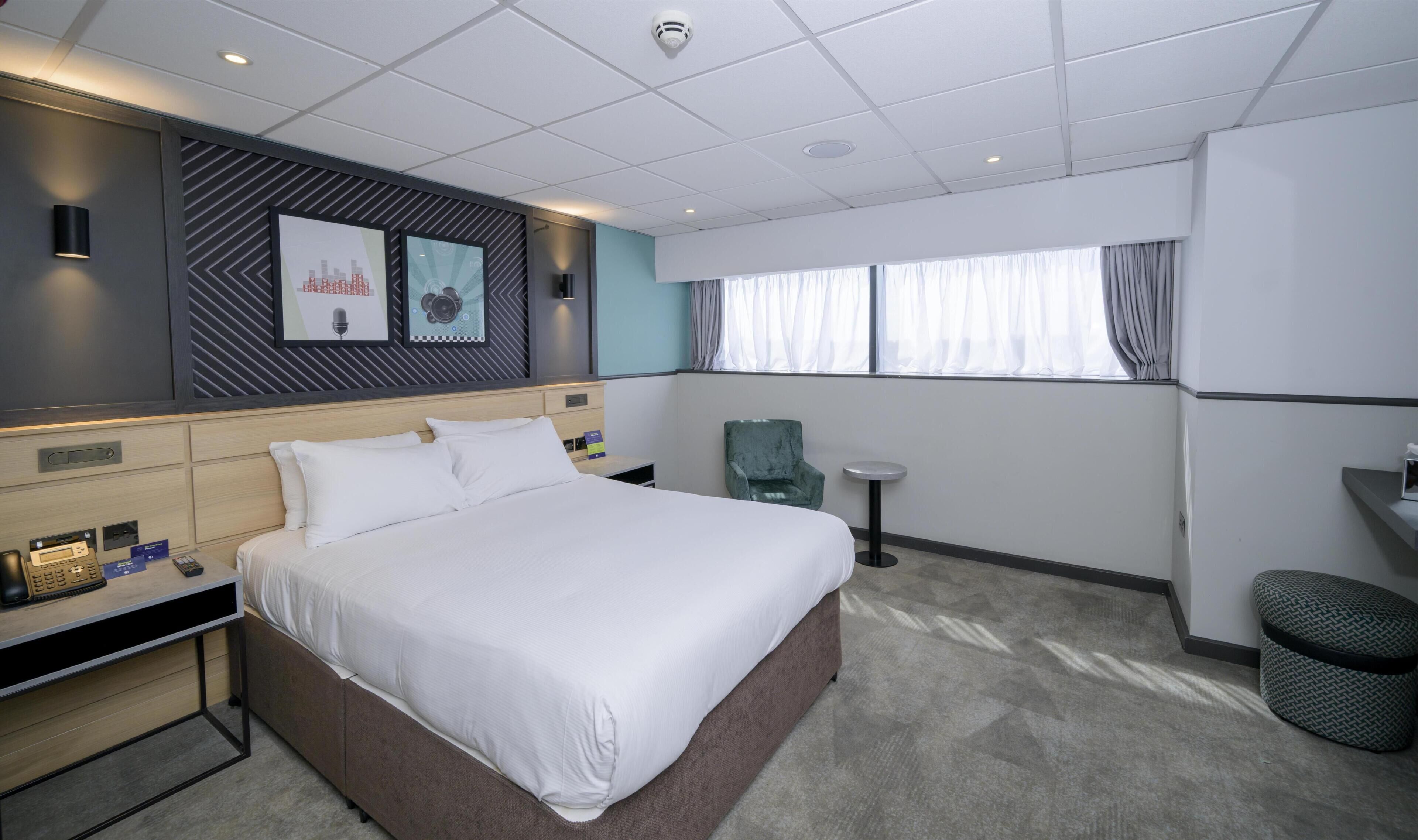 Room, 1 Queen Bed | In-room safe, free cots/infant beds, free WiFi, bed sheets