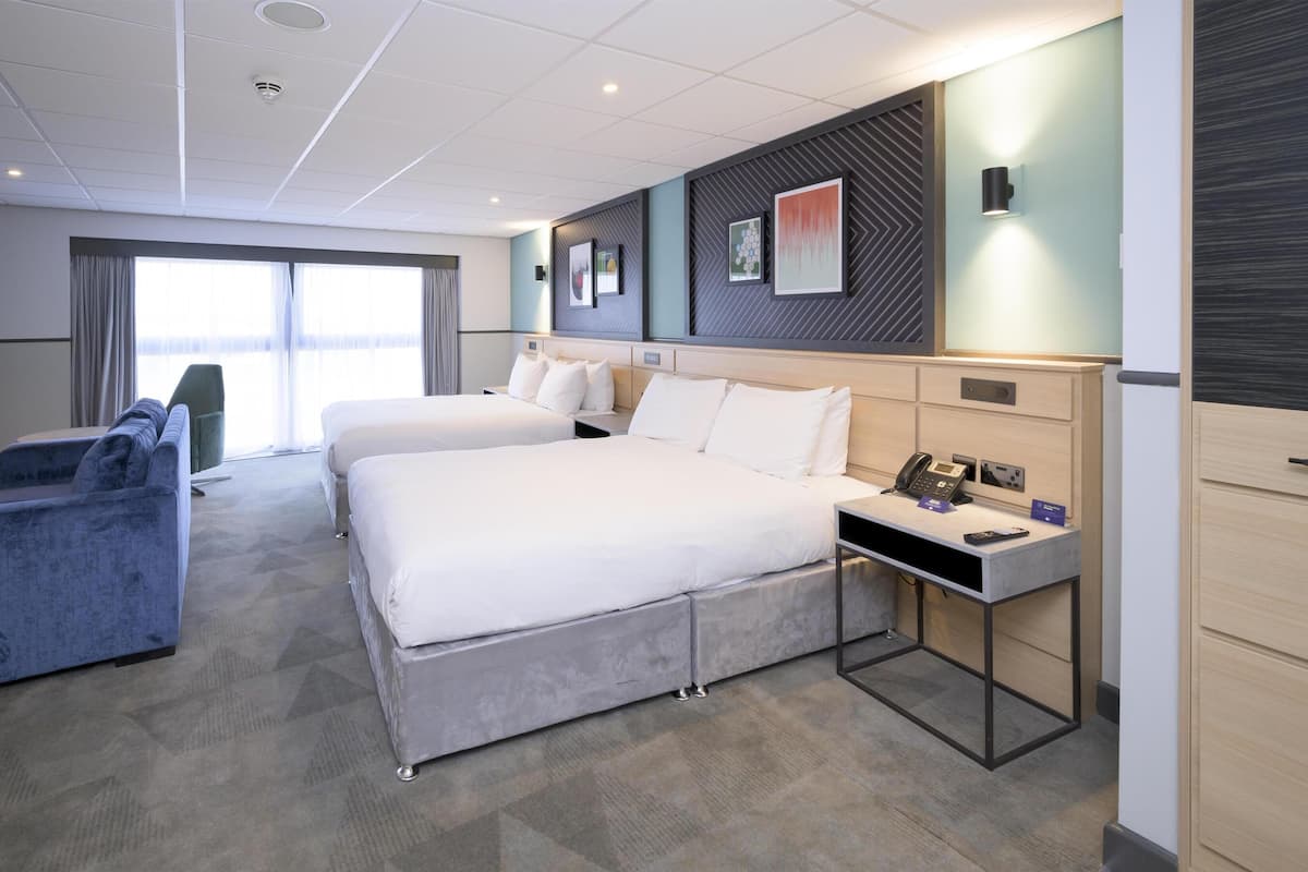 华丽客房, 2 张大床 | 起居区 | 平板电视