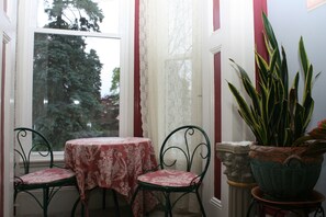 Deluxe-rum - 1 kingsize-säng (Garden) | Sängtillbehör av högsta kvalitet och värdeförvaringsskåp på rummet
