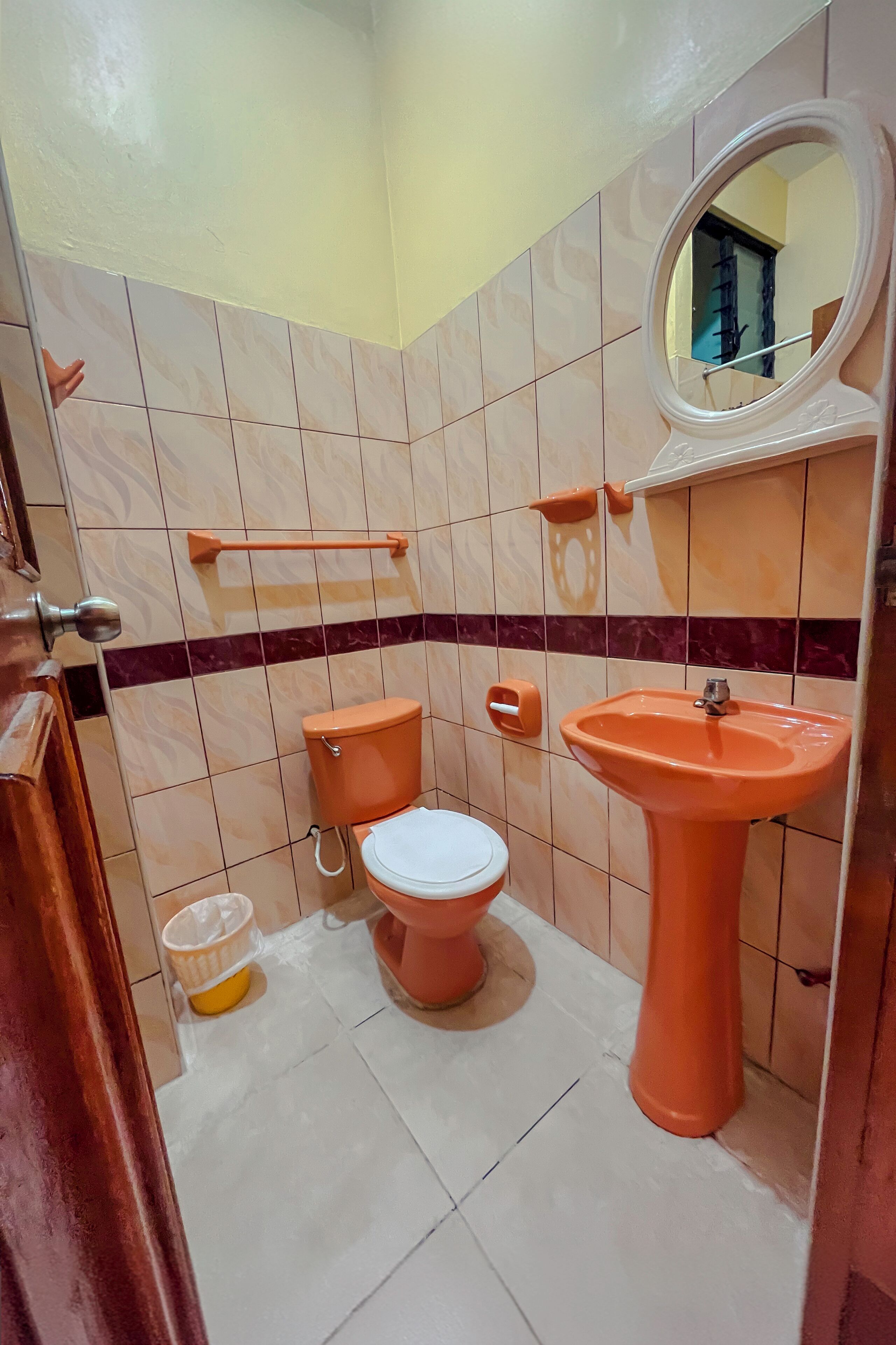 Un baño con inodoro, lavabo y espejo.