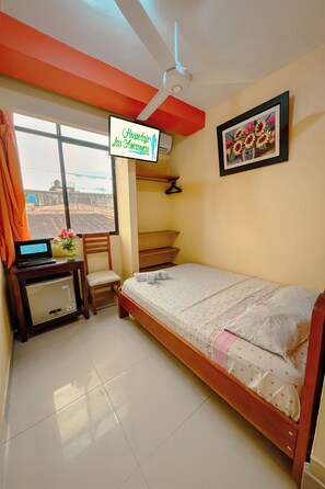 Individually decorated, individually furnished, free WiFi, bed sheets - Hospedaje Las Amazonas (San Juan Bautista)