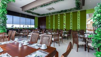 Se ofrece un desayuno bufé (49000 COP por persona)