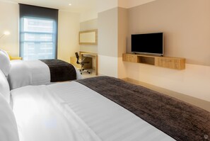Minibar, caixa forta a l'habitació i escriptori 