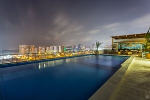 A pool with a city view at night. - Hotel Sky Collection Barranquilla (Barranquilla)