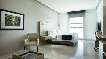 Quarto casal luxo, 1 cama King | Frigobar, cofres nos quartos, escrivaninha