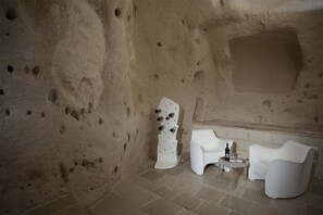 Suite (cave) | Minibar, in-room safe, soundproofing, iron/ironing board - Antico Convicino Rooms Suites & SPA (Matera)
