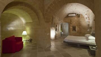 Suite (cave) | 1 kamar tidur, minibar, brankas, dan kedap suara