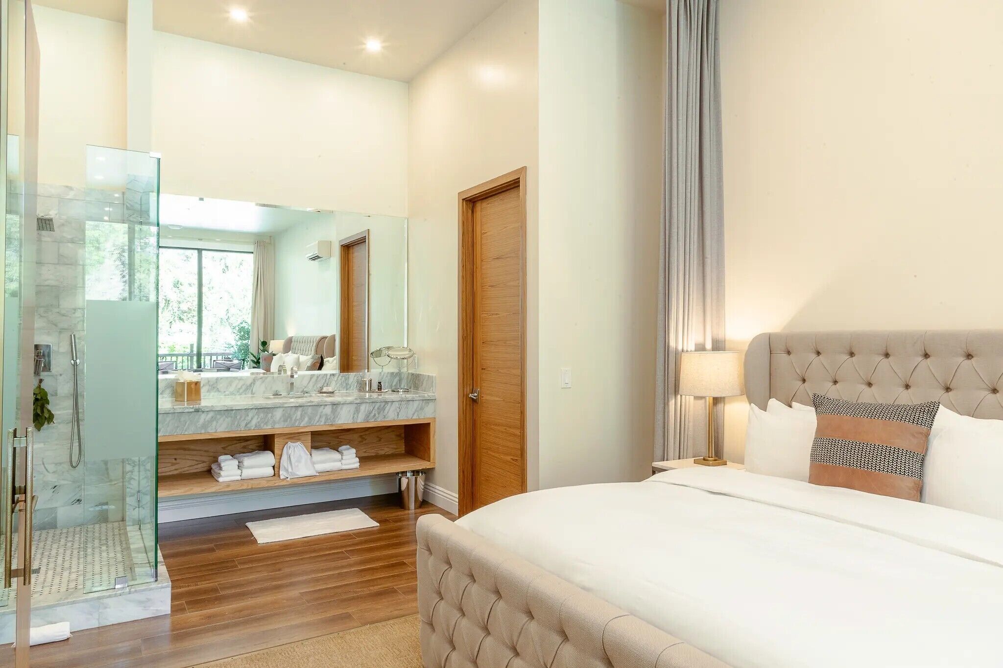 Premier Room, 1 King Bed, Pool View