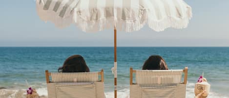 Plage à proximité, parasols, serviettes de plage, yoga sur la plage