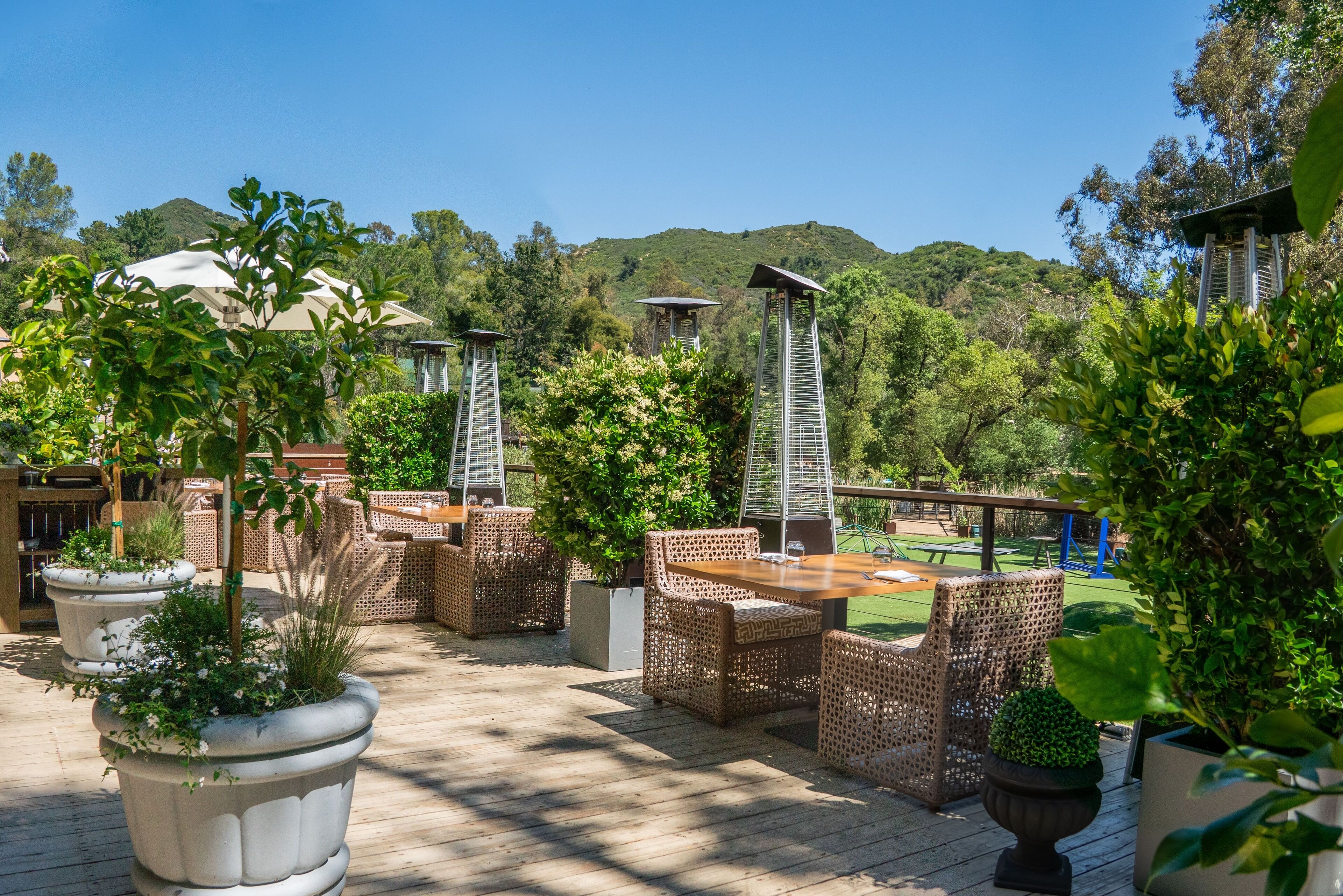 2 间餐厅，供应早餐、午餐和晚餐，加州菜