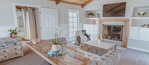 Småhus, 2 soverom | Oppholdsområde | En 60-tommers Flatskjerm-TV med kabel-kanaler samt TV og filmkjøp