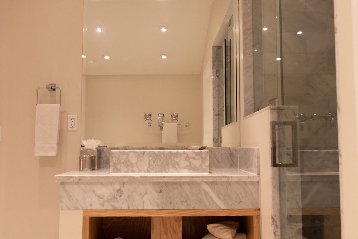 signature single suite cottage | bathroom | designer toiletries, hair dryer, bathrobes, slippers