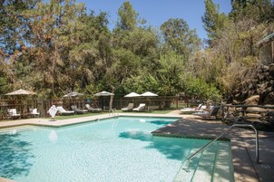 3 piscinas al aire libre, camas de piscina con cargo, sombrillas