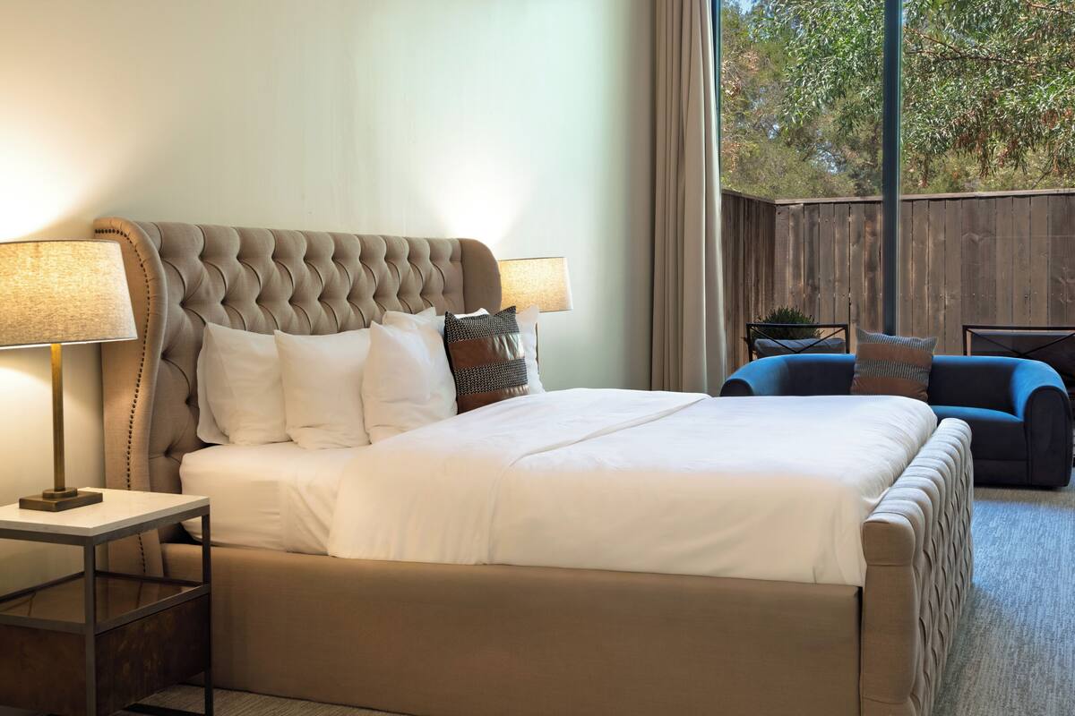 Premier Room, 1 King Bed, Pool View (Estate King)