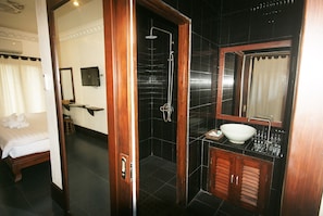 Shower, rainfall showerhead, free toiletries, hair dryer
