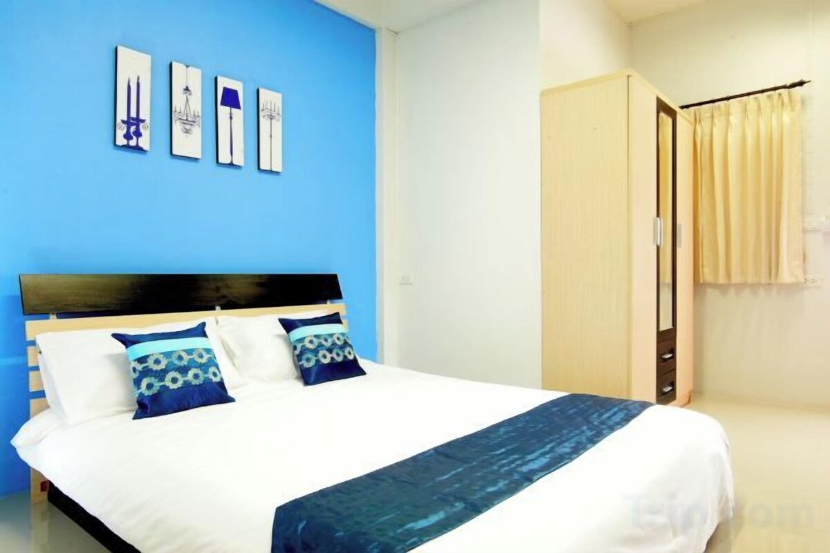 Laptop workspace, free WiFi, bed sheets