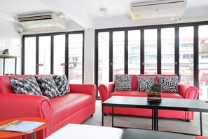 Lobby sitting area - Smile Inn (Bangkok)