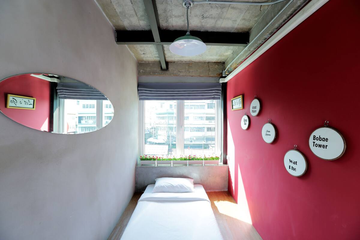 Budget Single Room | 노트북 작업 공간, 무료 WiFi, 침대 시트