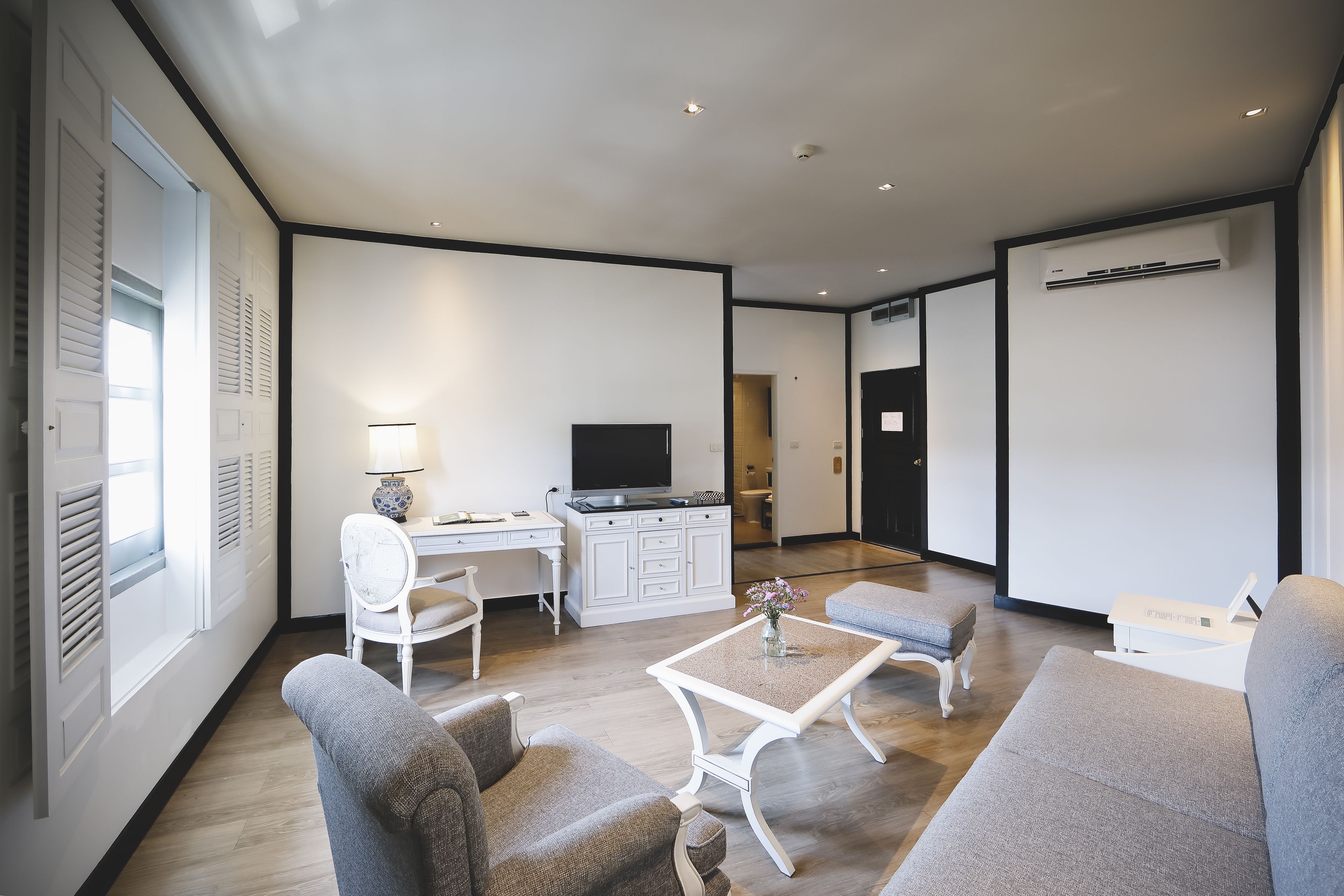 governess suite | living area | 32-inch flat-screen tv with cable channels, tv