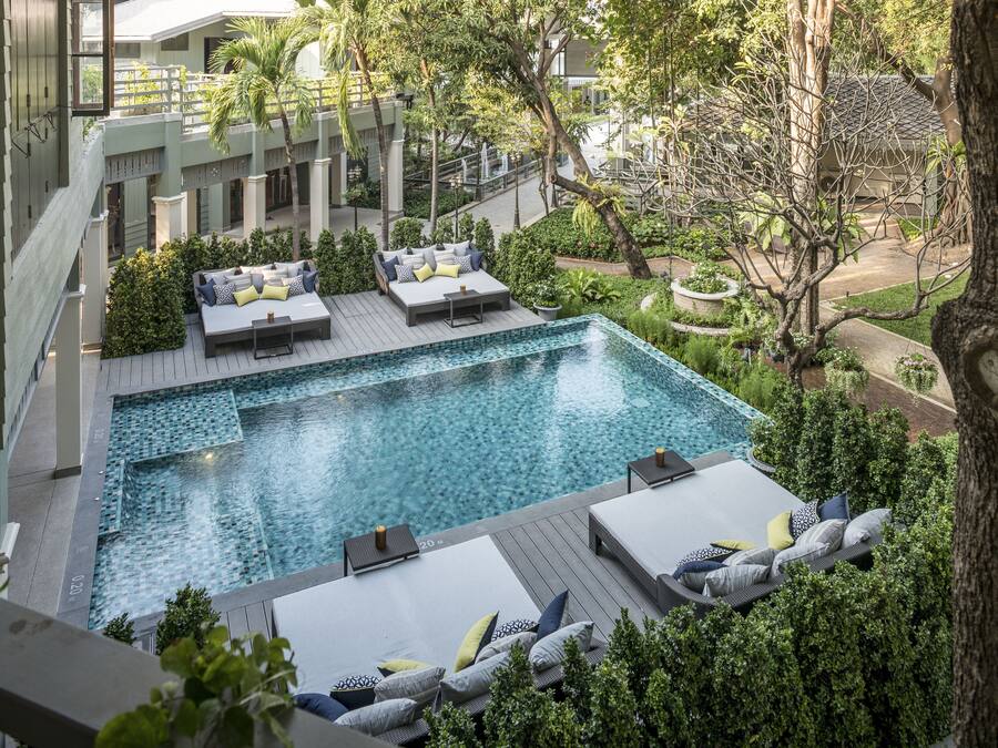 Piscine extérieure, chaises longues