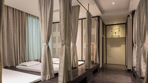 Ein Hotelzimmer mit einem großen Bett, einem Nachttisch, einem Kleiderschrank und einem Spiegel.