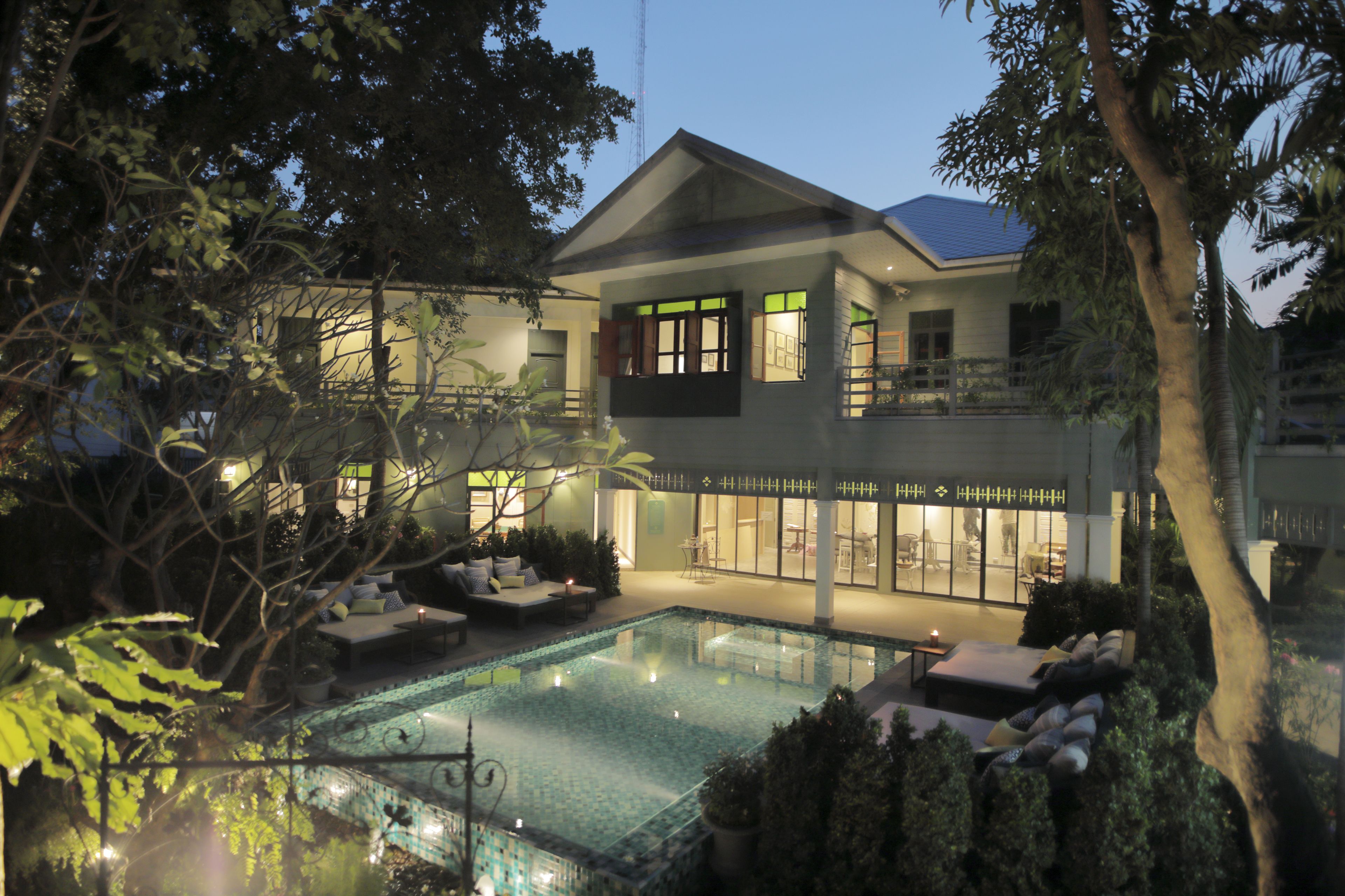 outdoor pool, open 7:00 am to 8:00 pm, pool loungers