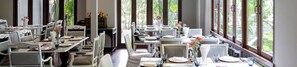 Ze serveren er ontbijt, lunch en diner 