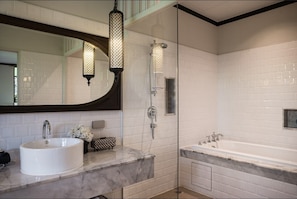 Taywet Suite | Bathroom | Free toiletries, hair dryer, bathrobes, slippers - The Raweekanlaya Hotel Bangkok (Bangkok)