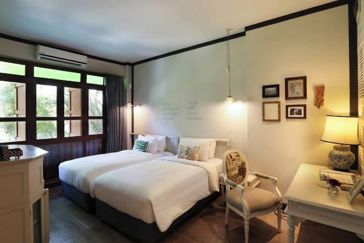 In-room safe, desk, iron/ironing board, free WiFi