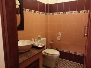Standard Double Room | Badezimmer | Duschwanne, Komfortbadewanne, kostenlose Toilettenartikel, Hausschuhe