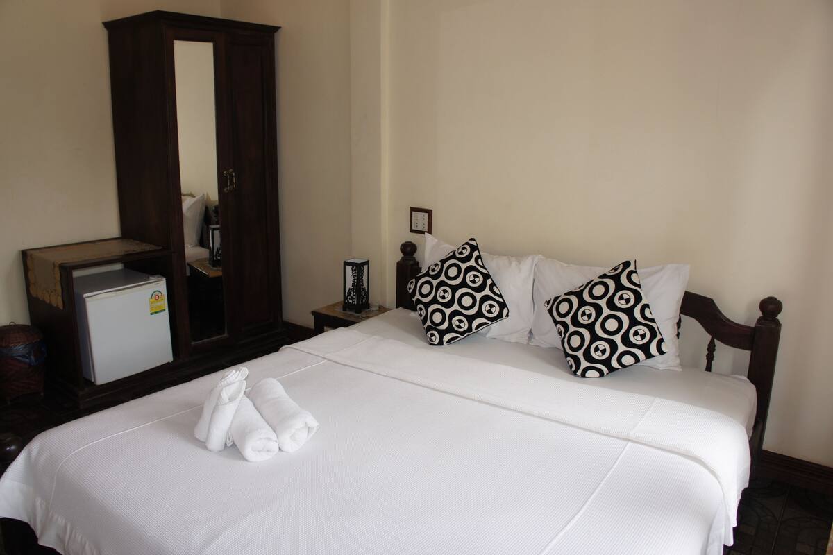Standard Double Room | Meja, katil lipat simpan/tambahan, Wi-fi percuma 