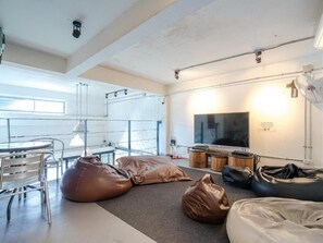 Living area - Bangkok Nomad Hostel (Bangkok)