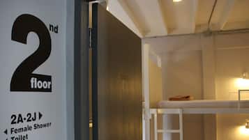 基础宿舍, 女士专用房 | 办公桌、免费 WiFi、床单