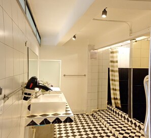 Ducha, artículos de higiene personal gratuitos y secador de pelo